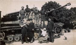 1945-devant-un-char.jpg